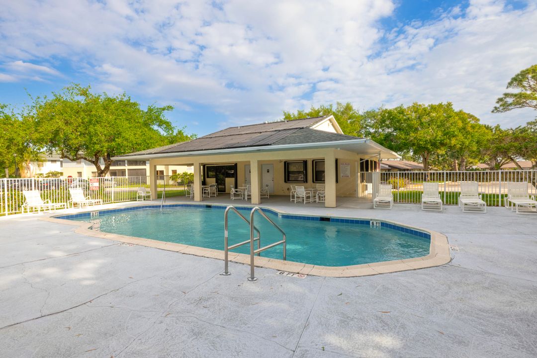 Active With Contract: $199,900 (2 beds, 2 baths, 969 Square Feet)