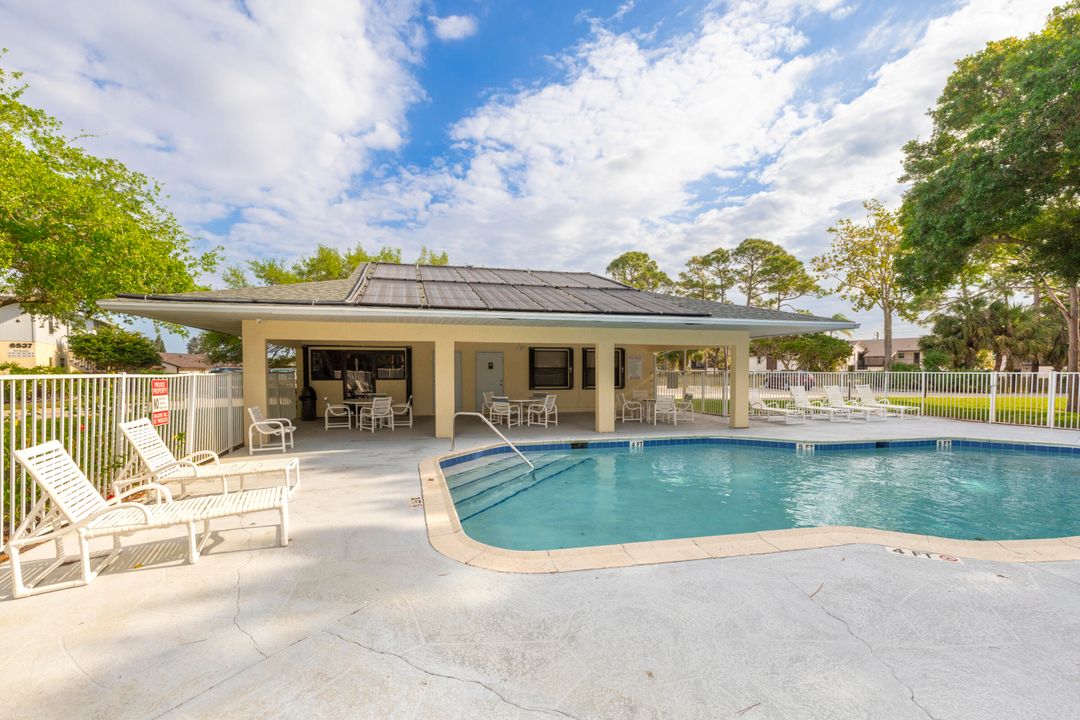 Active With Contract: $199,900 (2 beds, 2 baths, 969 Square Feet)