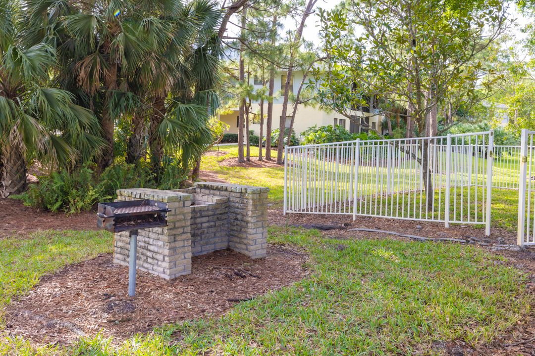 Active With Contract: $199,900 (2 beds, 2 baths, 969 Square Feet)