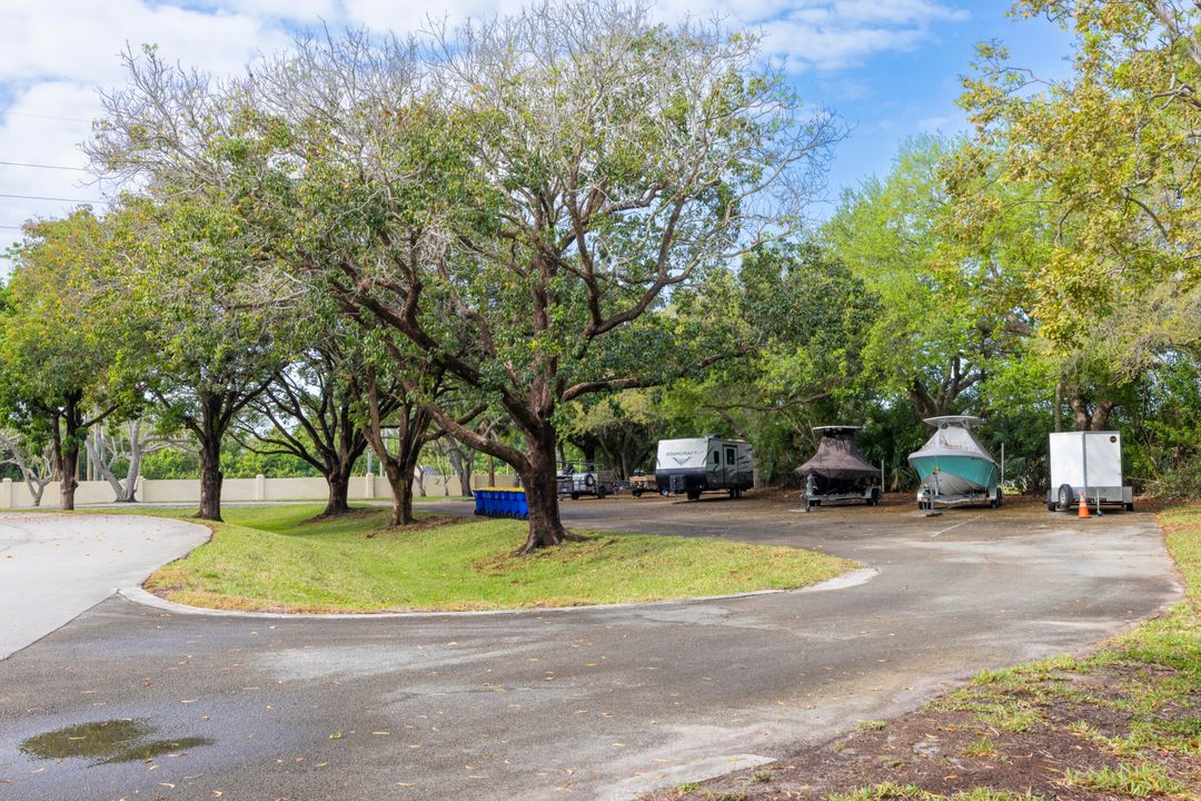 Active With Contract: $199,900 (2 beds, 2 baths, 969 Square Feet)