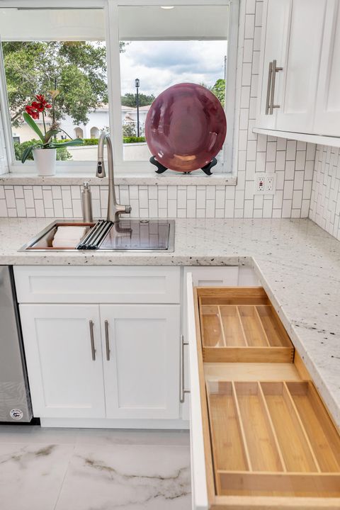 Под контрактом: $2,850 (2 спален, 2 ванн, 717 Квадратных фут)