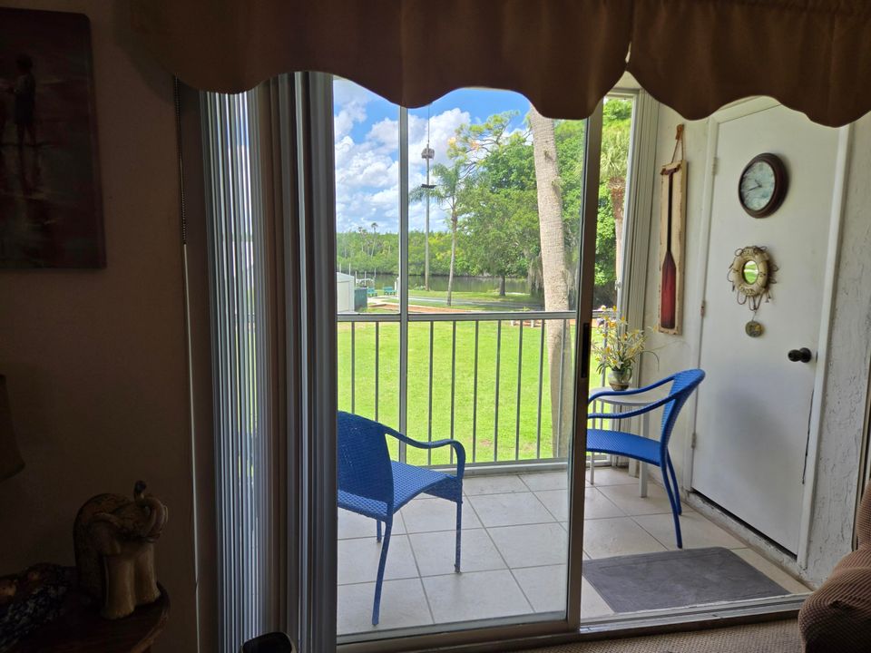 For Sale: $225,000 (2 beds, 2 baths, 1018 Square Feet)