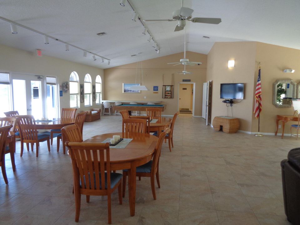 For Sale: $225,000 (2 beds, 2 baths, 1018 Square Feet)