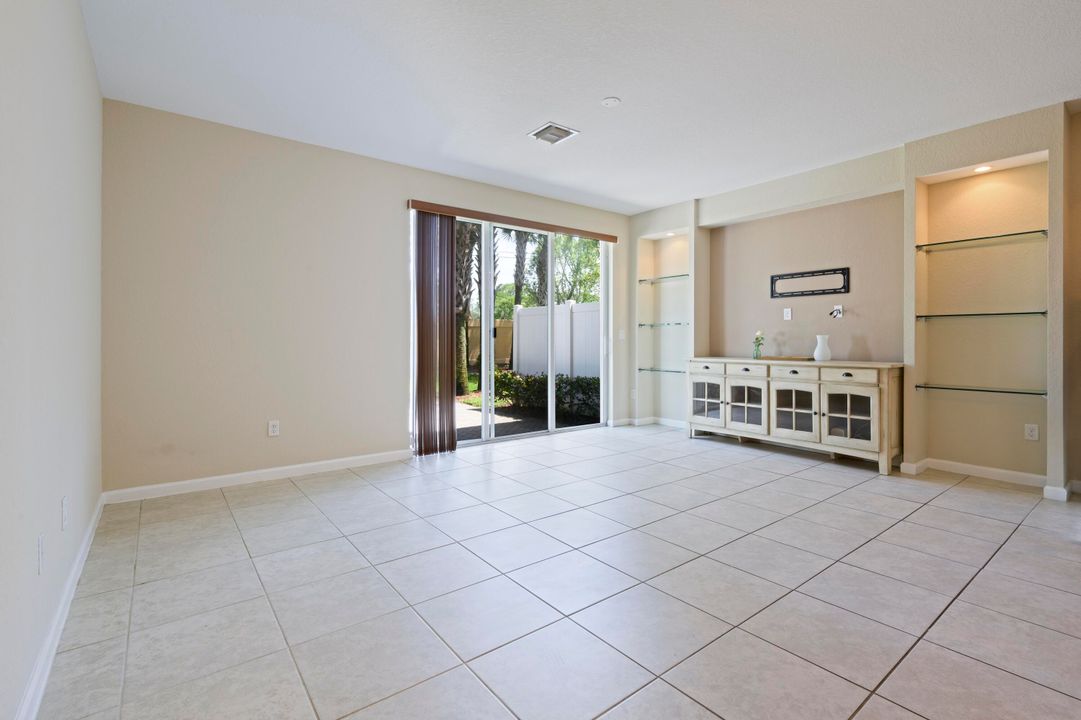 Active With Contract: $2,500 (3 beds, 2 baths, 1622 Square Feet)