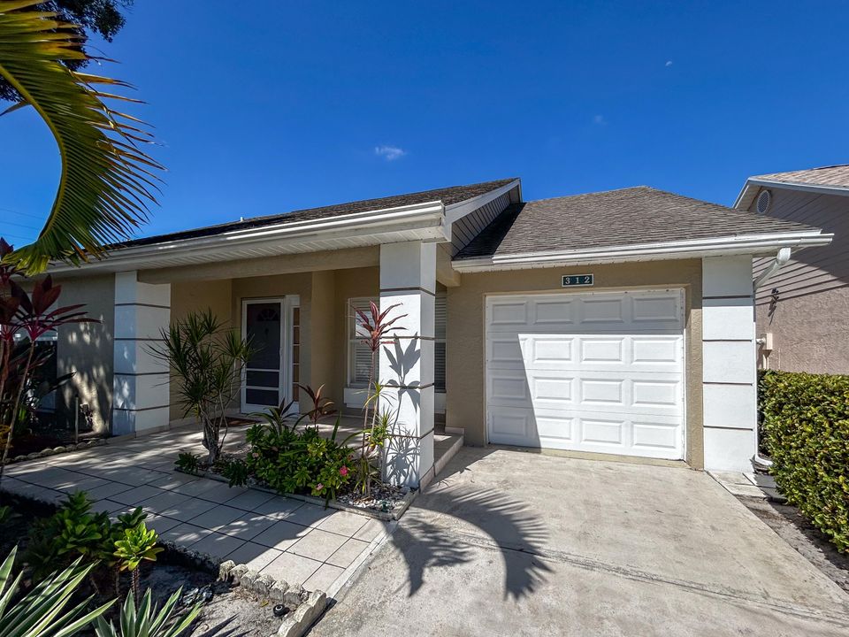 合同活跃: $199,900 (2 贝兹, 2 浴室, 1536 平方英尺)