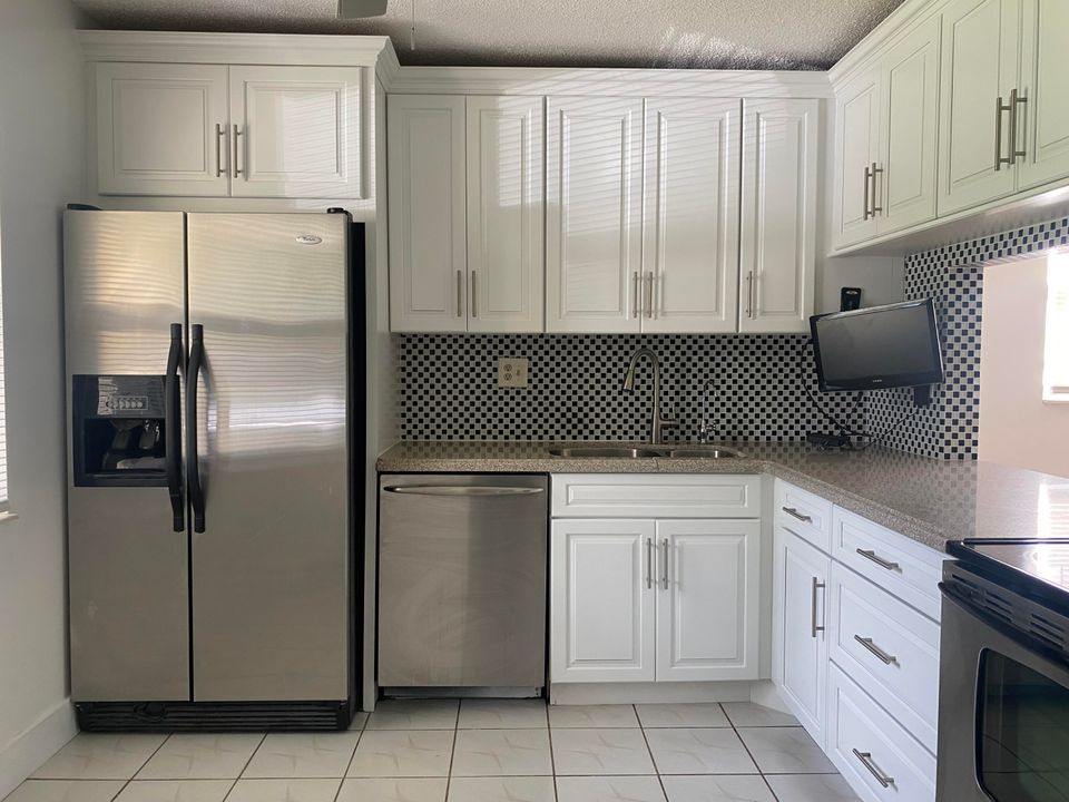 Под контрактом: $180,000 (2 спален, 2 ванн, 1327 Квадратных фут)