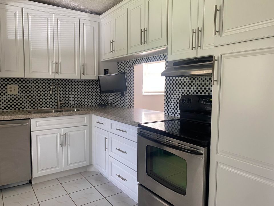 Под контрактом: $180,000 (2 спален, 2 ванн, 1327 Квадратных фут)