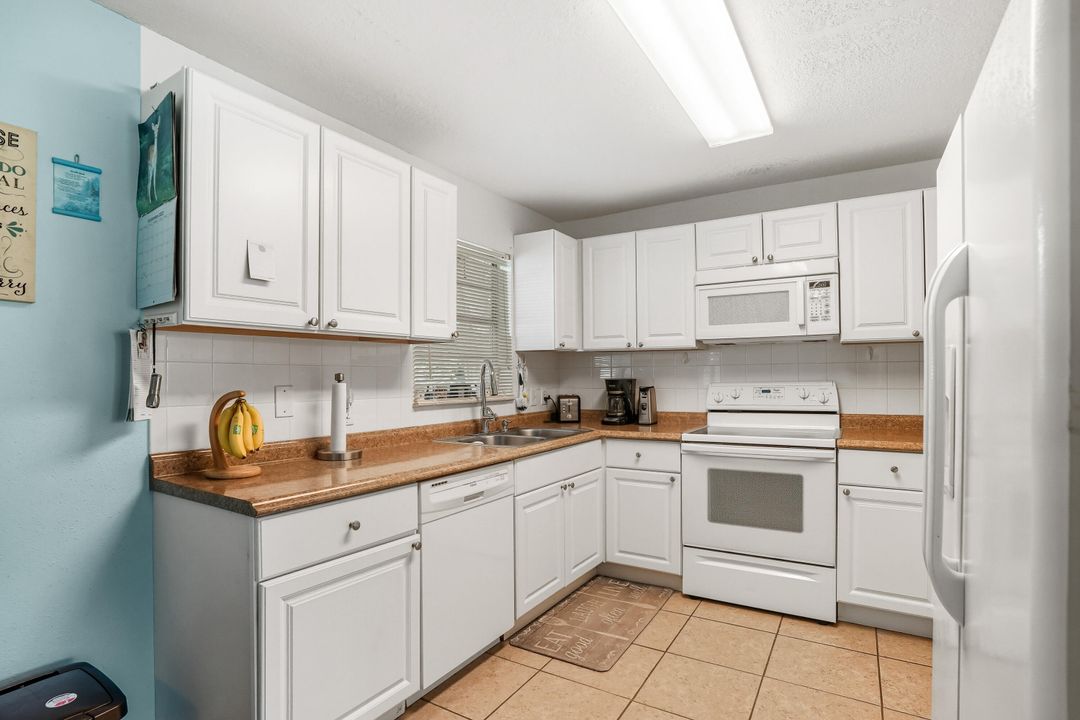 Active With Contract: $274,999 (3 beds, 2 baths, 1376 Square Feet)