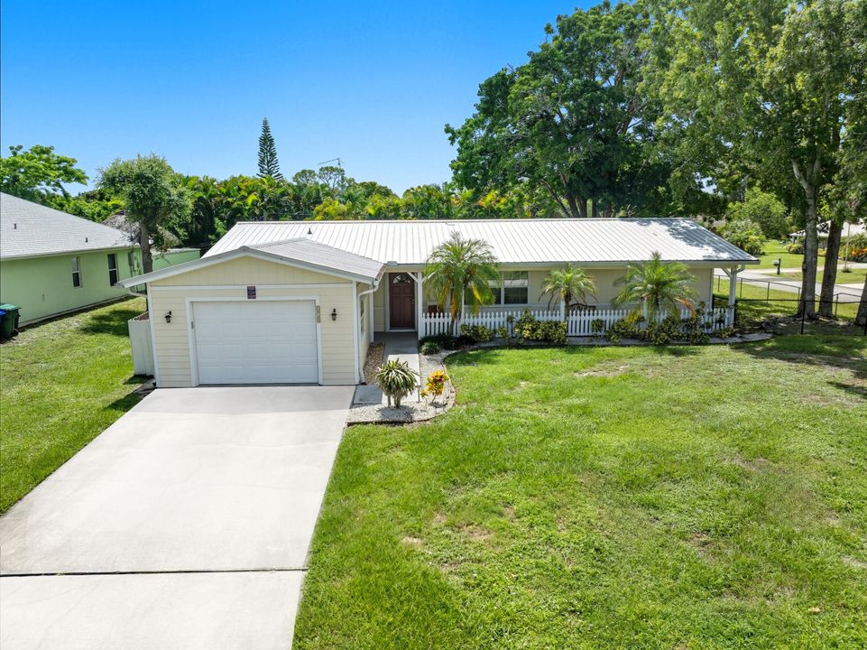 Active With Contract: $274,999 (3 beds, 2 baths, 1376 Square Feet)