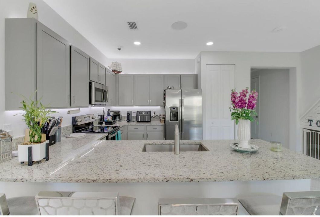 Active With Contract: $430,000 (4 beds, 2 baths, 1861 Square Feet)