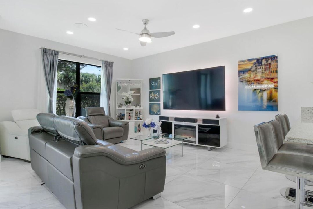 Active With Contract: $430,000 (4 beds, 2 baths, 1861 Square Feet)