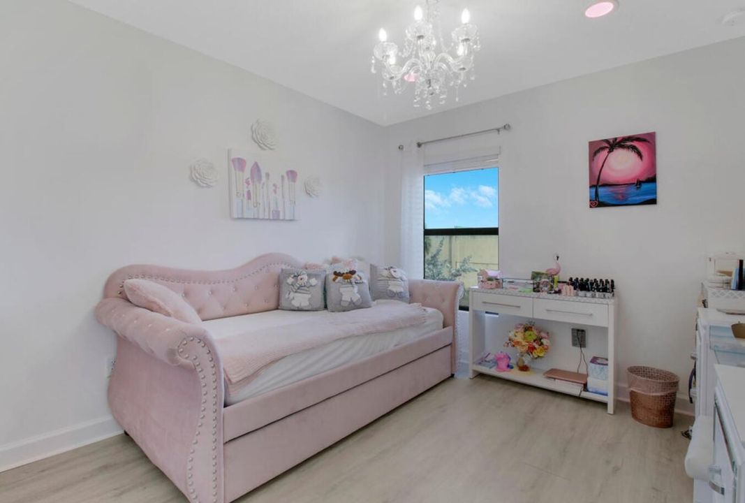 Active With Contract: $430,000 (4 beds, 2 baths, 1861 Square Feet)