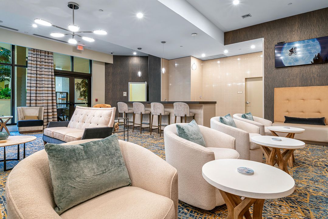 出租: $10,250 (2 贝兹, 2 浴室, 2156 平方英尺)