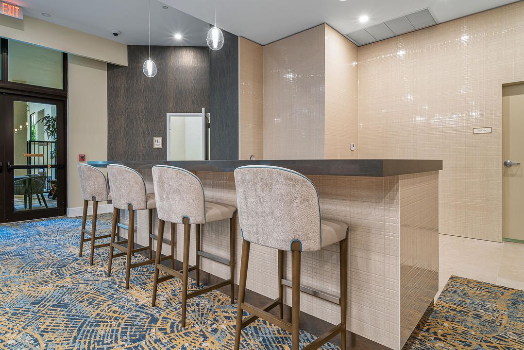 出租: $10,250 (2 贝兹, 2 浴室, 2156 平方英尺)