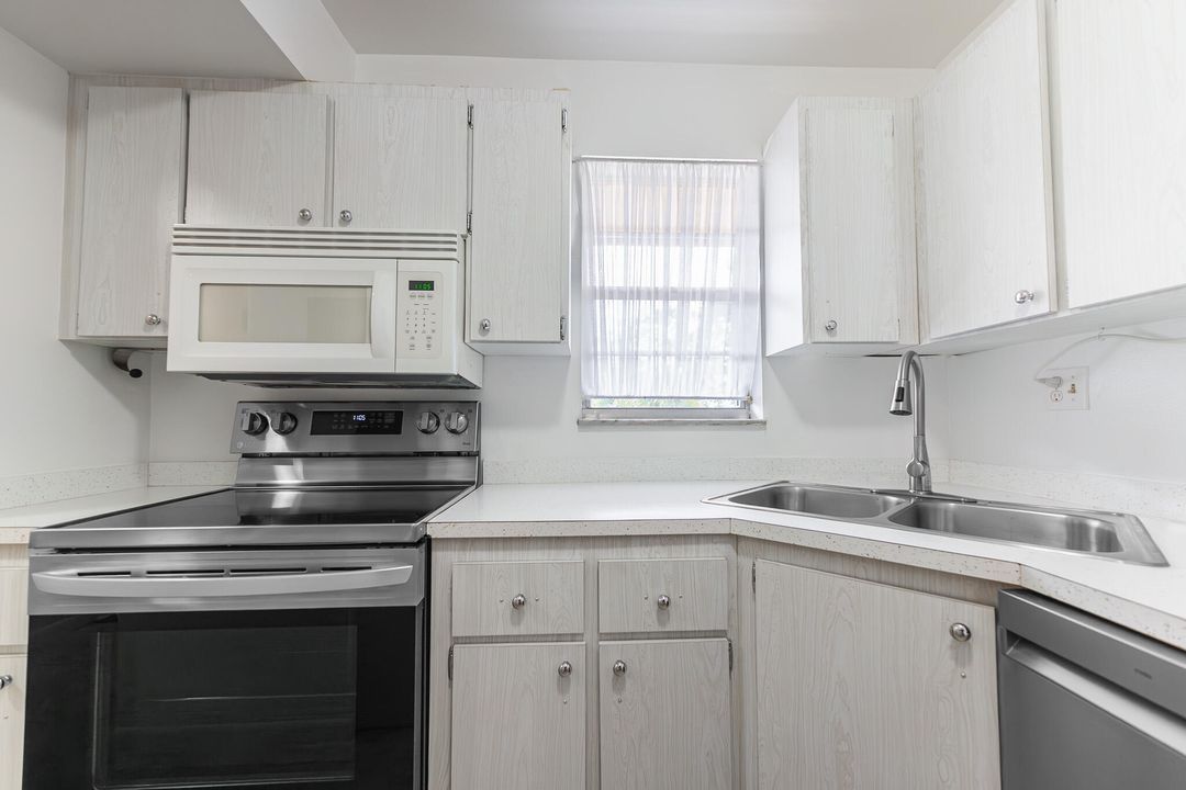 For Sale: $115,000 (2 beds, 1 baths, 819 Square Feet)