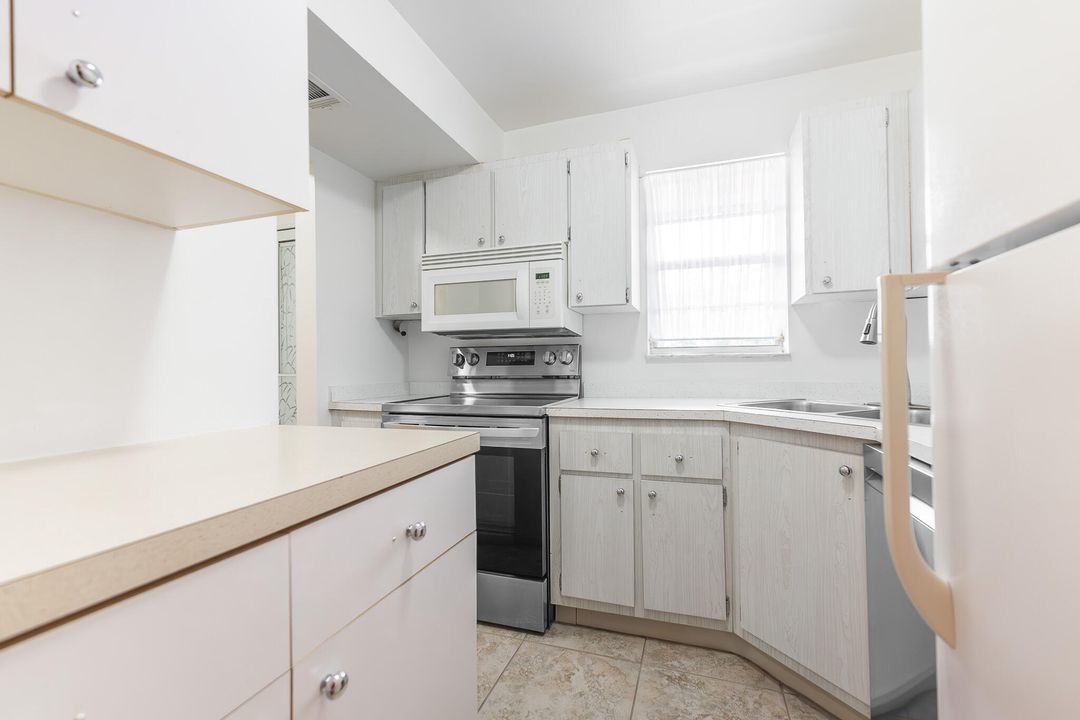 For Sale: $115,000 (2 beds, 1 baths, 819 Square Feet)