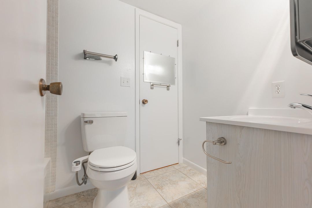 For Sale: $115,000 (2 beds, 1 baths, 819 Square Feet)