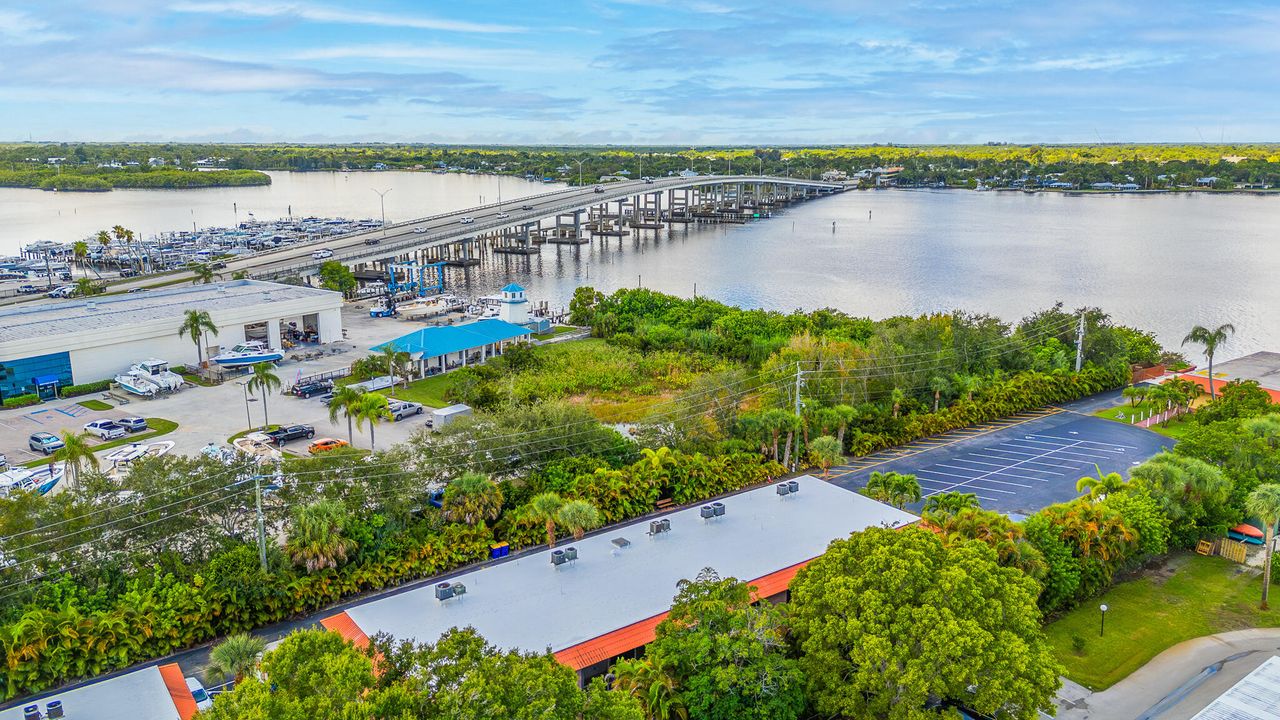 For Sale: $115,000 (2 beds, 1 baths, 819 Square Feet)