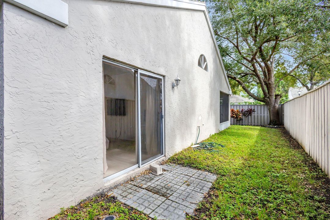 Active With Contract: $3,600 (2 beds, 2 baths, 1174 Square Feet)