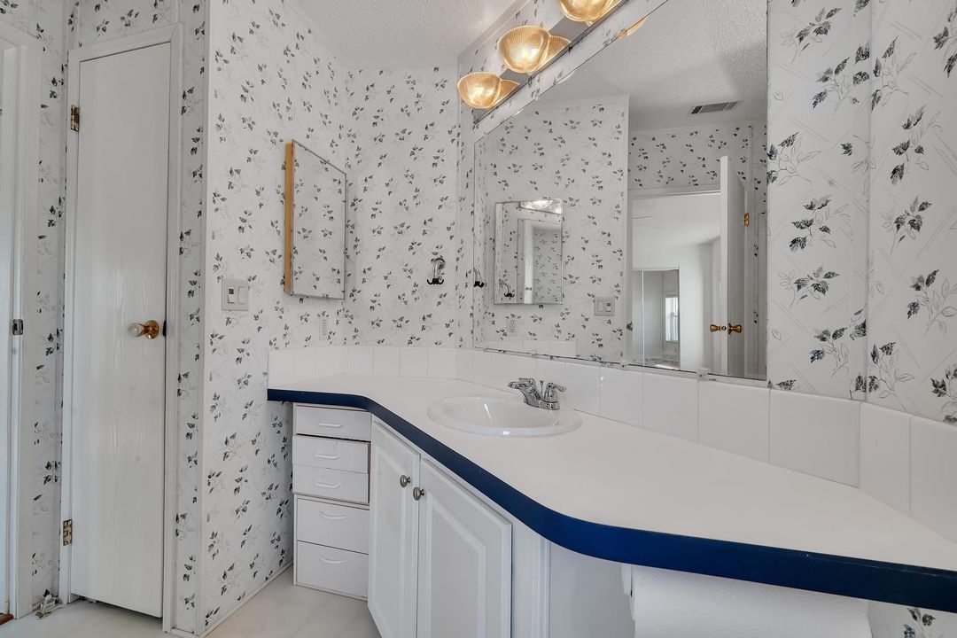 Active With Contract: $74,900 (2 beds, 2 baths, 1401 Square Feet)