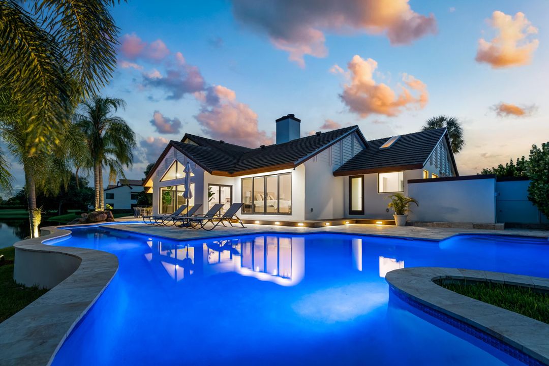 合同活跃: $3,700,000 (4 贝兹, 3 浴室, 3563 平方英尺)