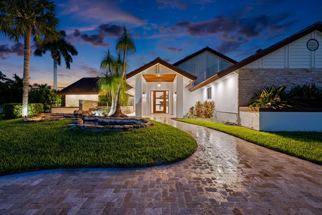 合同活跃: $3,700,000 (4 贝兹, 3 浴室, 3563 平方英尺)