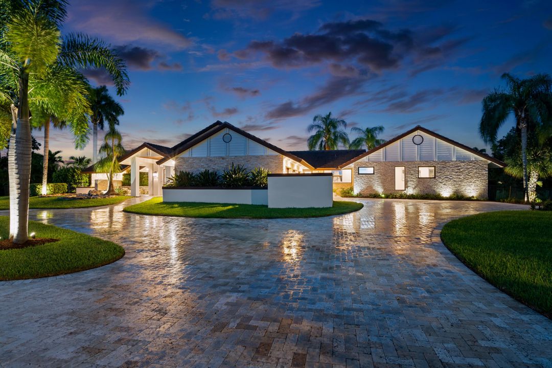 合同活跃: $3,700,000 (4 贝兹, 3 浴室, 3563 平方英尺)