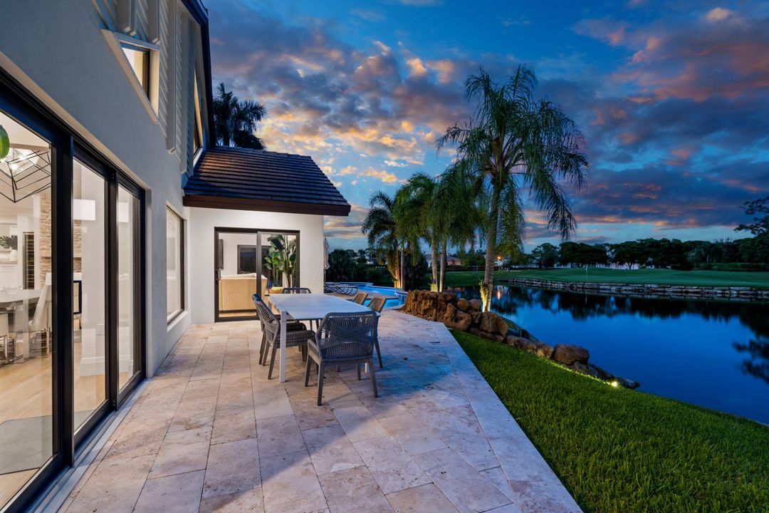 合同活跃: $3,700,000 (4 贝兹, 3 浴室, 3563 平方英尺)