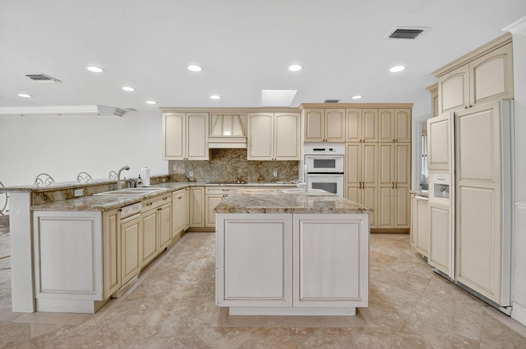 En Venta: $975,000 (3 camas, 2 baños, 2559 Pies cuadrados)