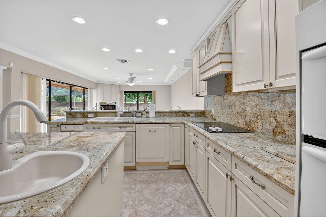 En Venta: $975,000 (3 camas, 2 baños, 2559 Pies cuadrados)