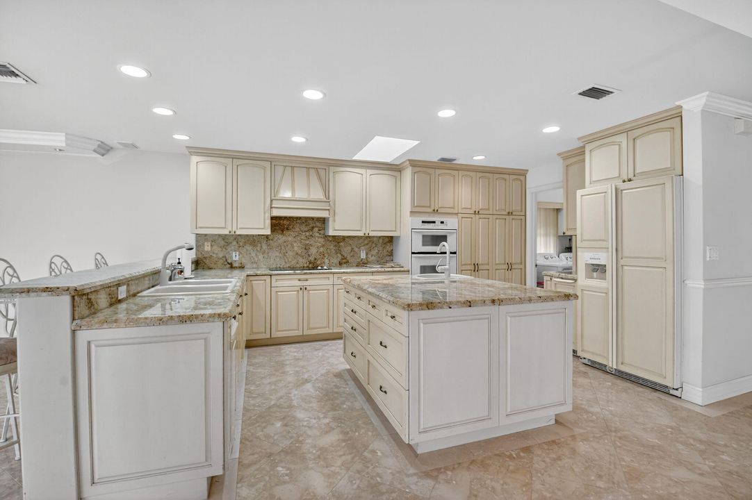 En Venta: $975,000 (3 camas, 2 baños, 2559 Pies cuadrados)