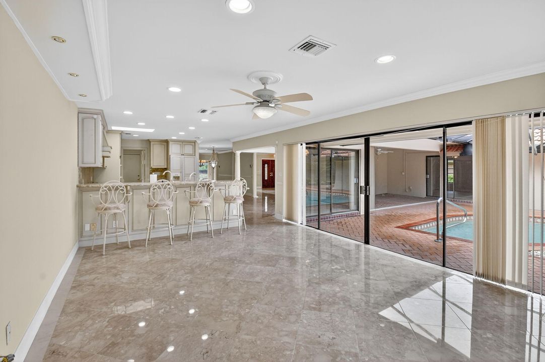 En Venta: $975,000 (3 camas, 2 baños, 2559 Pies cuadrados)