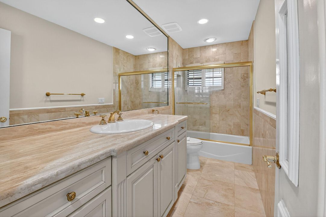 En Venta: $975,000 (3 camas, 2 baños, 2559 Pies cuadrados)