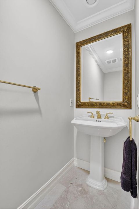 En Venta: $975,000 (3 camas, 2 baños, 2559 Pies cuadrados)