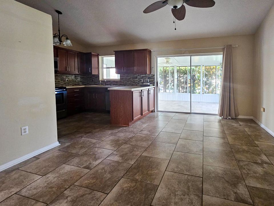 合同活跃: $199,900 (2 贝兹, 2 浴室, 1536 平方英尺)