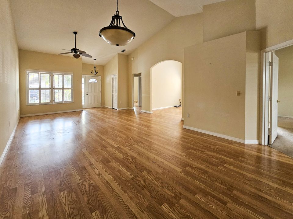 合同活跃: $199,900 (2 贝兹, 2 浴室, 1536 平方英尺)