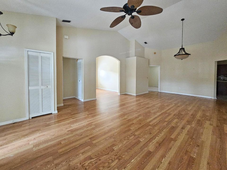 合同活跃: $199,900 (2 贝兹, 2 浴室, 1536 平方英尺)