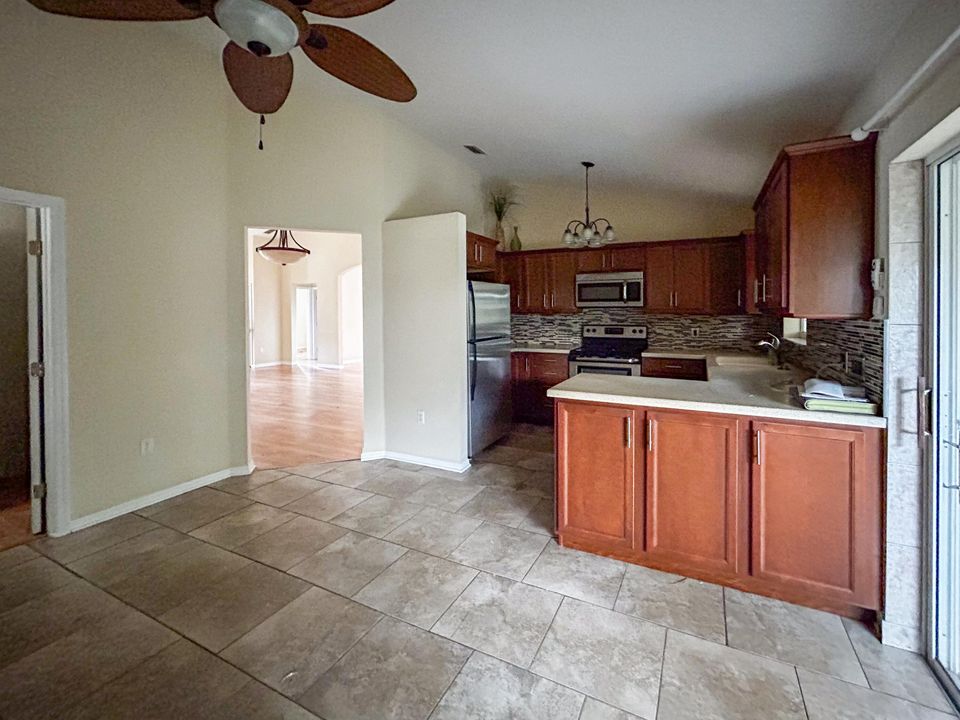 合同活跃: $199,900 (2 贝兹, 2 浴室, 1536 平方英尺)