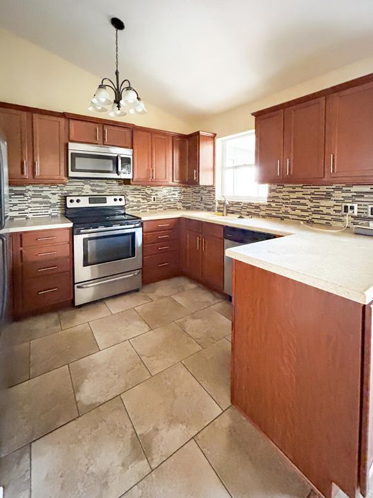 合同活跃: $199,900 (2 贝兹, 2 浴室, 1536 平方英尺)