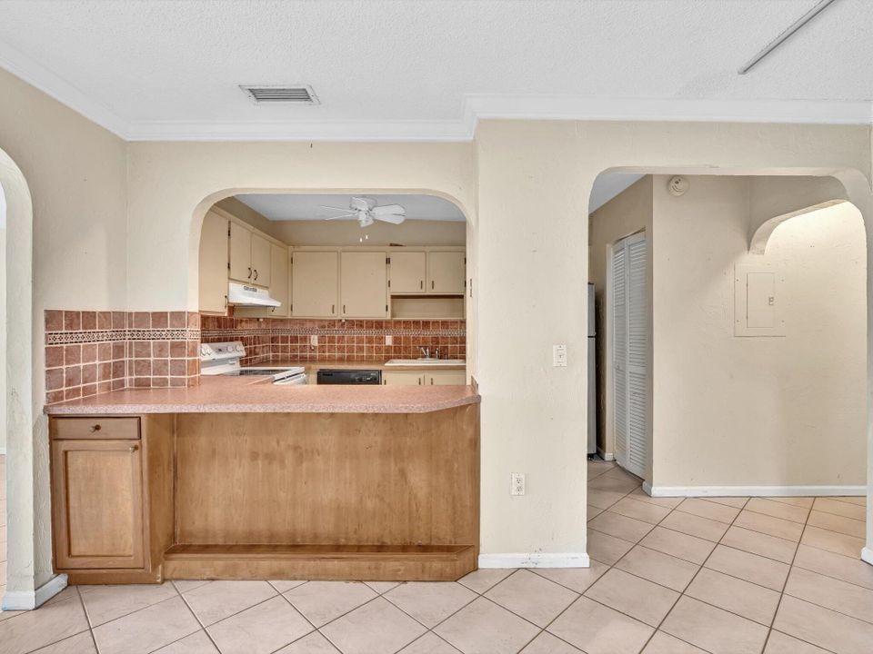 Active With Contract: $249,900 (2 beds, 2 baths, 1020 Square Feet)