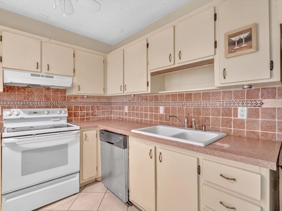 Active With Contract: $249,900 (2 beds, 2 baths, 1020 Square Feet)