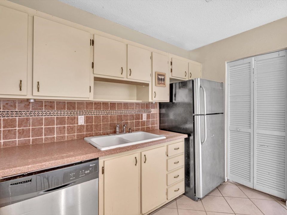 Active With Contract: $249,900 (2 beds, 2 baths, 1020 Square Feet)