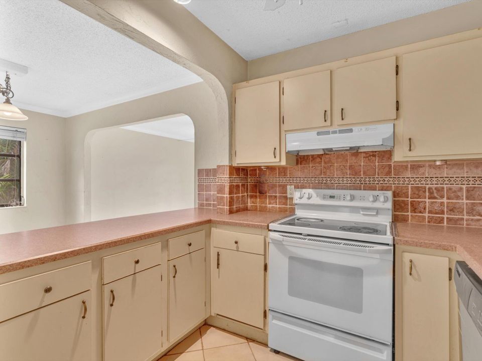 Active With Contract: $249,900 (2 beds, 2 baths, 1020 Square Feet)