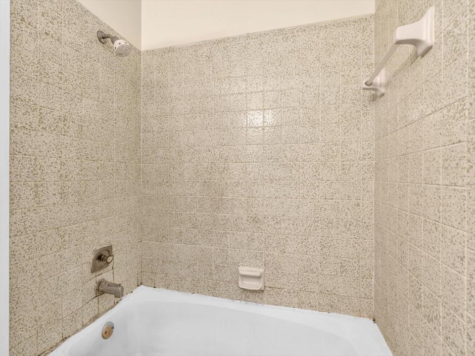 Active With Contract: $249,900 (2 beds, 2 baths, 1020 Square Feet)