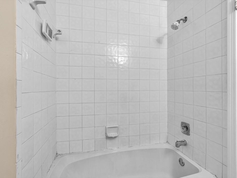 Active With Contract: $249,900 (2 beds, 2 baths, 1020 Square Feet)