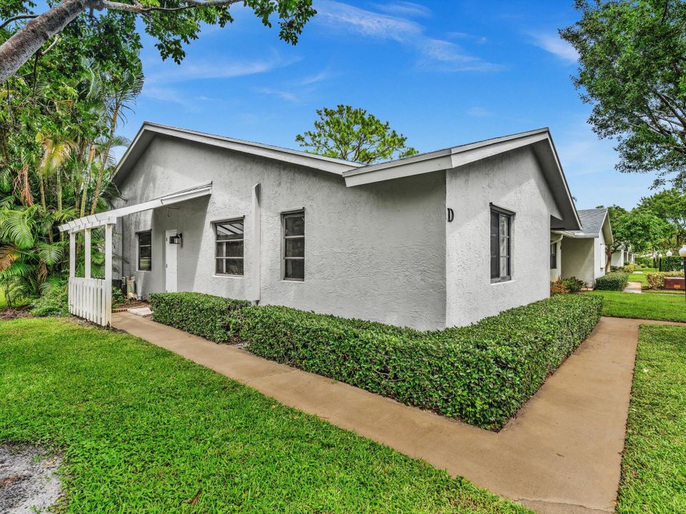 Active With Contract: $249,900 (2 beds, 2 baths, 1020 Square Feet)