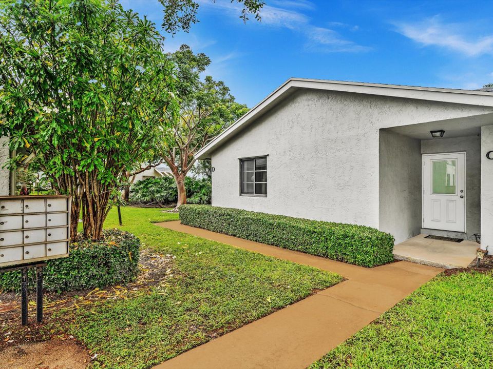 Active With Contract: $249,900 (2 beds, 2 baths, 1020 Square Feet)