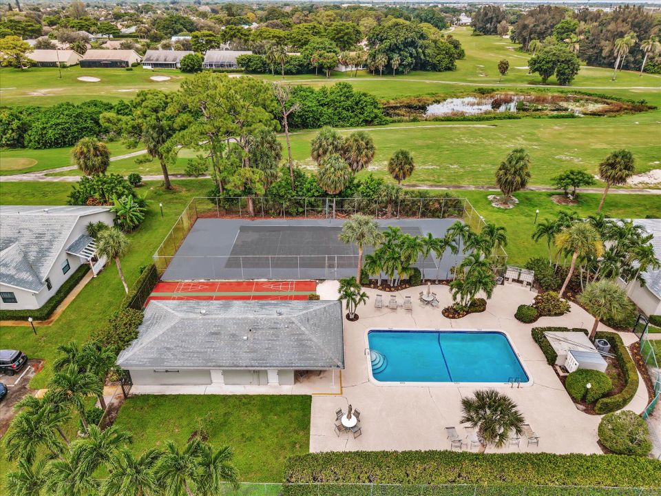 Active With Contract: $249,900 (2 beds, 2 baths, 1020 Square Feet)