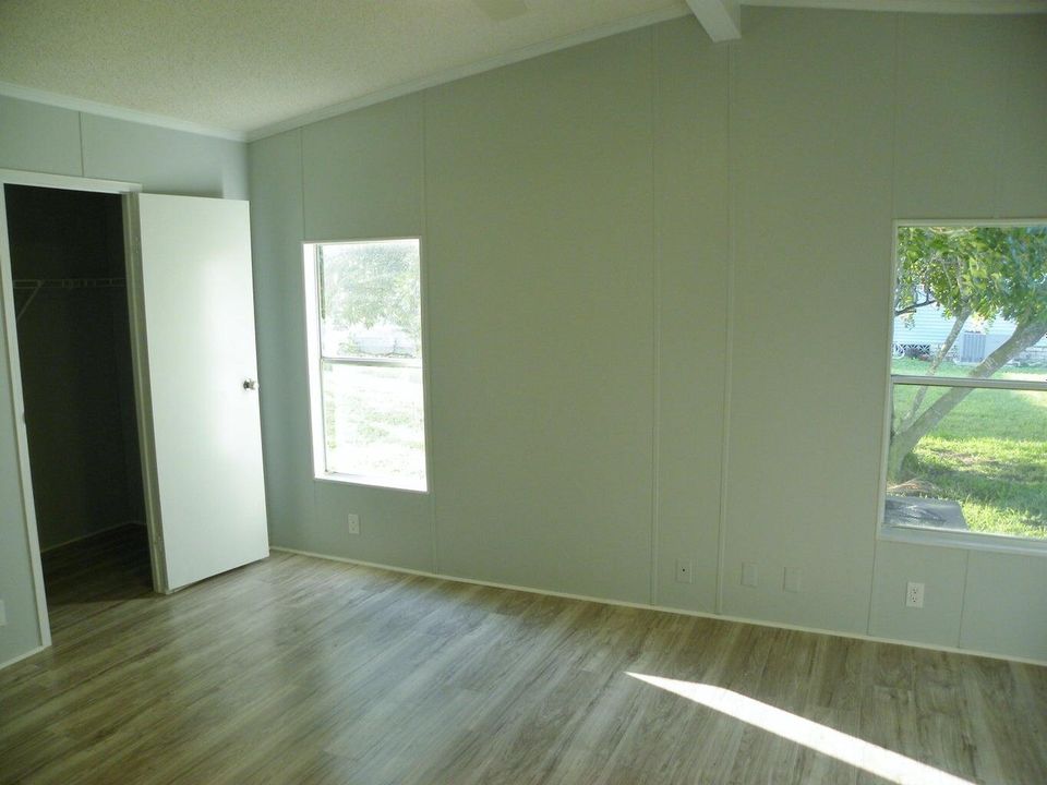 For Sale: $99,500 (2 beds, 2 baths, 1326 Square Feet)