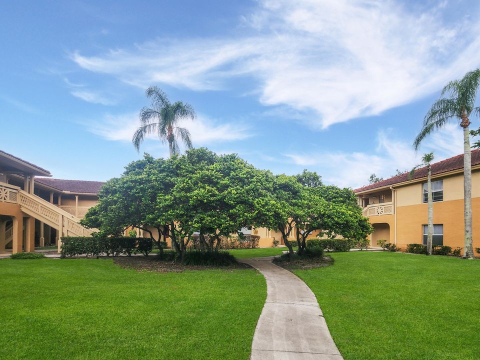 Recently Sold: $225,000 (2 beds, 2 baths, 906 Square Feet)